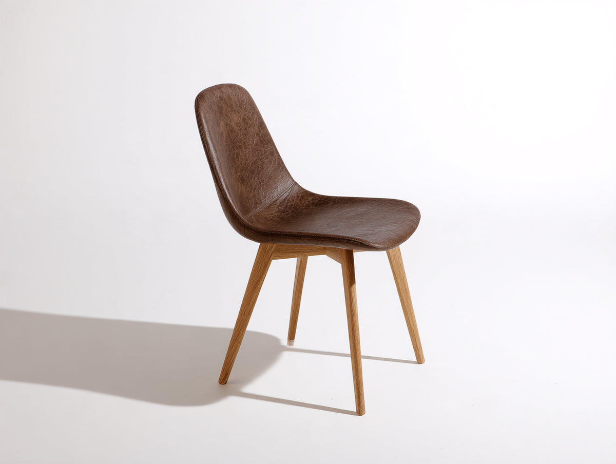 Silla de comedor tapizada en material efecto piel 48x55x86 cm - marrón-madera - respaldo curvo y diseño moderno para comedor